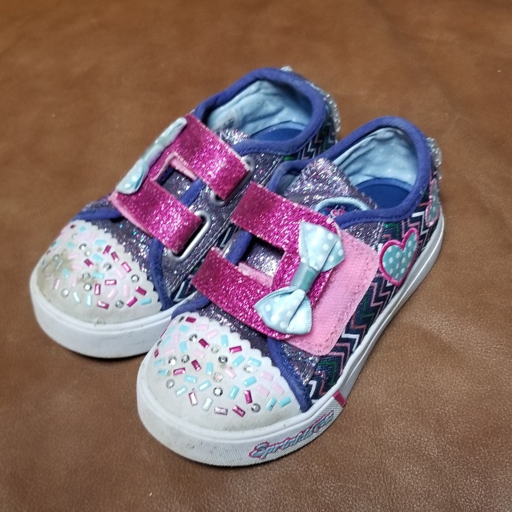 Tennis shoes